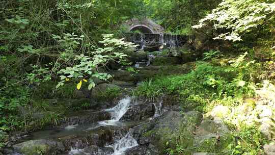 山涧间流水石头屋