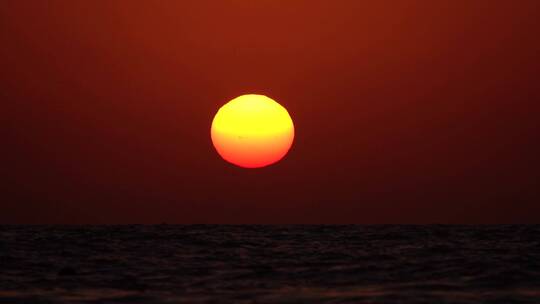 海面上初升的太阳