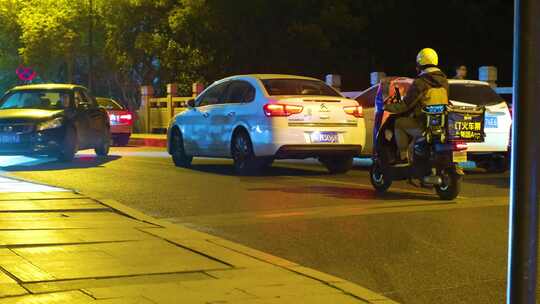 杭州城市夜晚街头汽车车流人流夜景光斑视频