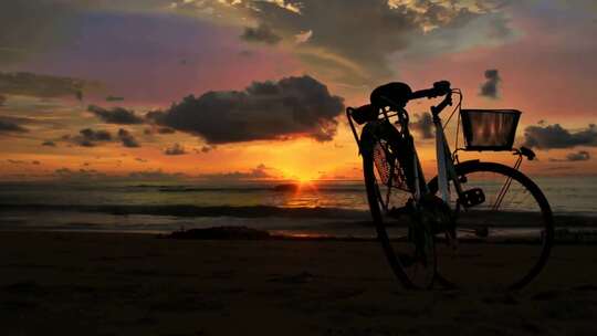 日落背景下沙滩上的自行车