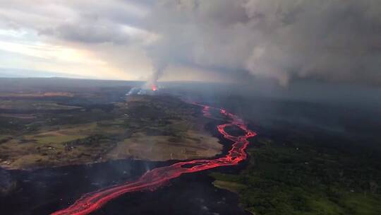 航拍火山爆发的巨大熔岩流
