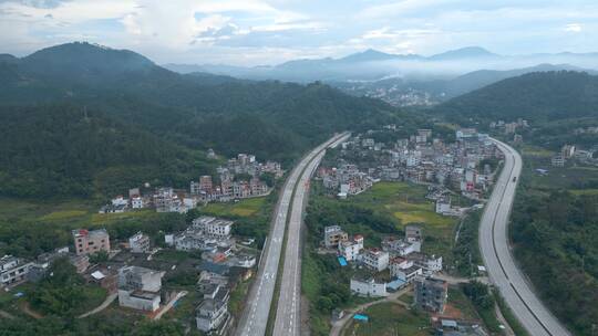 穿过粗村庄的两条公路视频群山云海乡镇