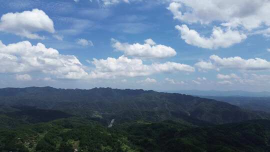 大山、乡村与高速路