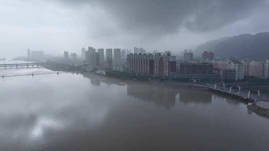 夏天汛期雨季来临，城市上空雨雾弥漫