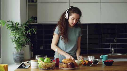 女人，准备食物，听音乐，厨房