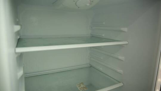 打开冰箱储存食物保鲜