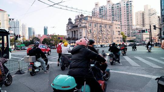 浦西城市骑行人群视频素材模板下载