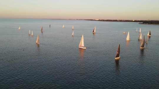 洛城新奥尔良庞恰特雷恩湖，风中航行的豪华游艇在平静的波浪中的风景