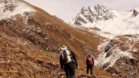 攀登岷山山脉雪宝顶雪山的登山者徒步进山