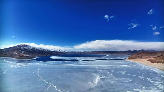 西藏冬季冰湖大景航拍