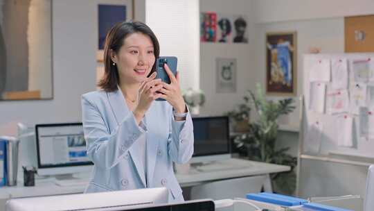 公司办公工位商务女白领手机绿屏电脑绿屏