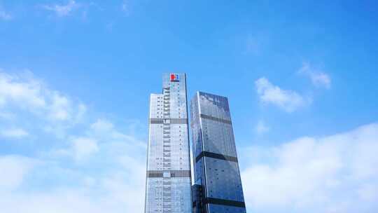 写字楼延时玻璃办公楼城市建筑风光蓝天白云