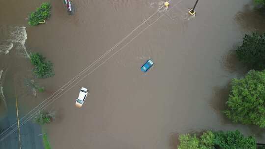 大雨过后城市街道上被洪水淹没的汽车贝德福视频素材模板下载