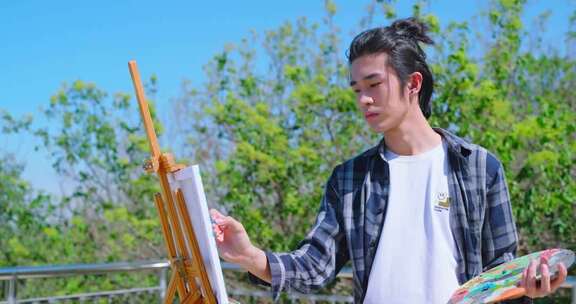 男子户外架画架绘画