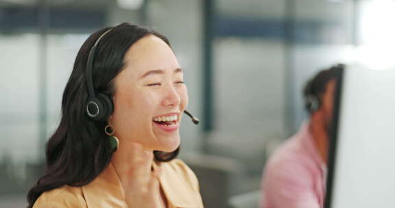 亚洲呼叫中心女性或与客户服务团队击掌成功
