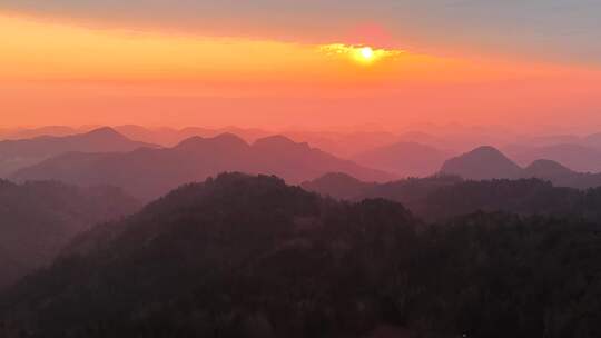 山峦间的夕阳美景