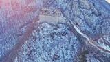 航拍冬季山脉白雪覆盖的长城高清在线视频素材下载