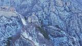 航拍冬季山脉白雪覆盖的长城高清在线视频素材下载
