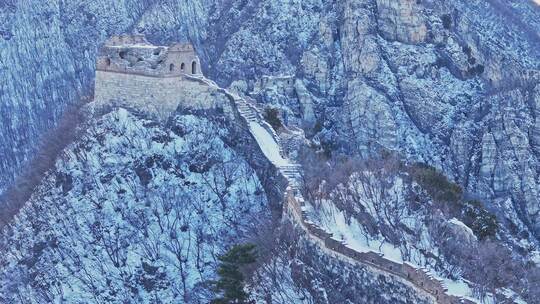 航拍冬季山脉白雪覆盖的长城