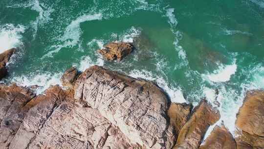 4K海浪浪花礁石碰撞