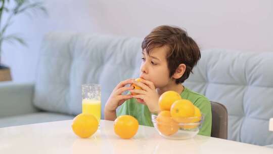 认真品尝橙子一个孩子对水果的关注反映了一