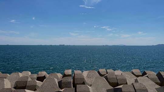 海岸线防浪堤和海平面自然风光