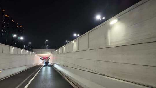 城市夜晚开车第一视角汽车窗外沿途风景马路