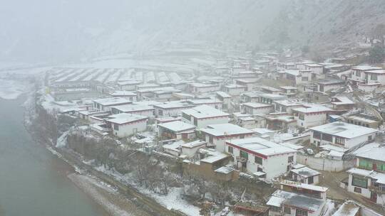 航拍川藏线上的藏主村庄大雪纷飞