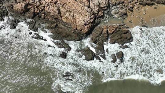 俯拍海岸海浪拍打礁石海水冲击礁石浪花岩石