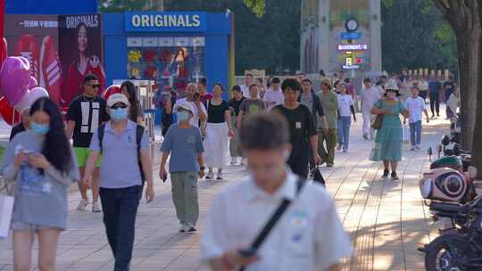 清晨唯美逆光城市街道人群