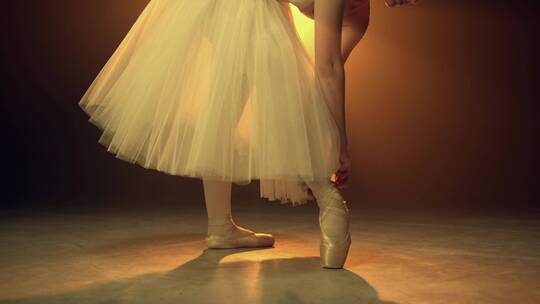 芭蕾舞者系舞鞋的特写视频素材模板下载