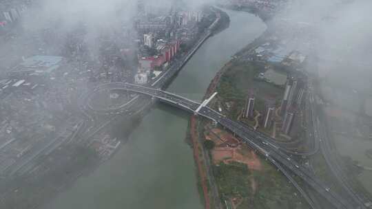 雨雾中的桥梁航拍