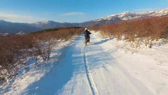 在雪地里驾驶Enduro摩托车