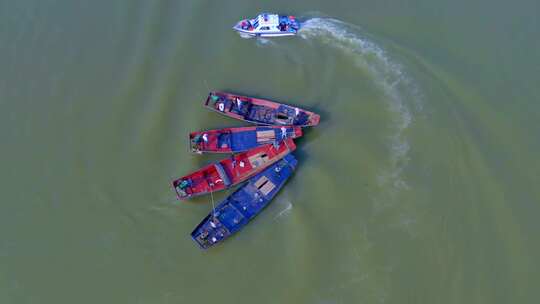 鄱阳湖执法船只出警 渔民视频素材模板下载