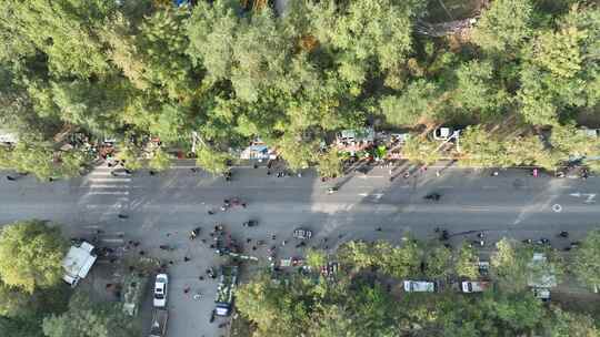 航拍鞍山孟家沟公路早市