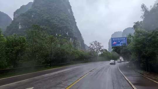 第一视角雨天行驶在包茂高速上