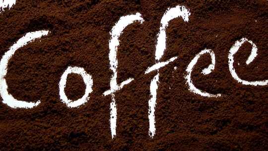 缓缓推近咖啡粉末中的咖啡文字