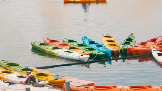 停泊在公园湖边的娱乐用船皮划艇