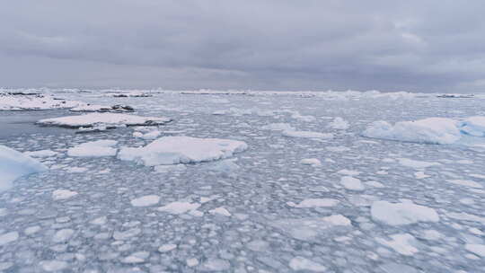南极洲冰冻海洋上空的空中飞行