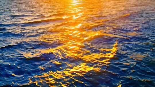 海面夕阳波光粼粼景象