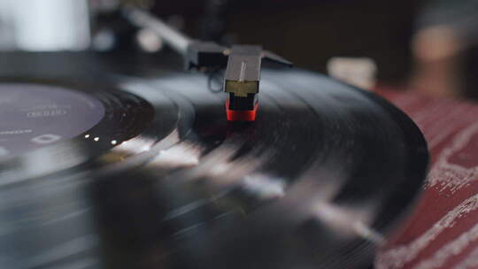 老式唱机播放黑胶唱片的特写