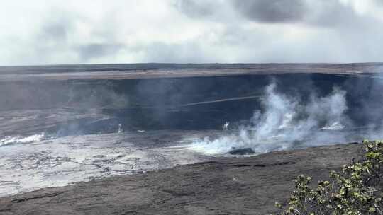 夏威夷最大的活火山冒出浓烟。视频素材模板下载