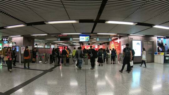 香港地铁人潮涌动高峰期上班
