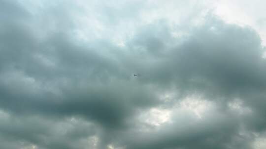 飞机穿过穿梭在乌云中