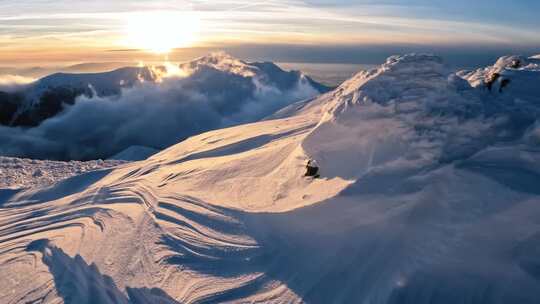 清晨的雪山顶