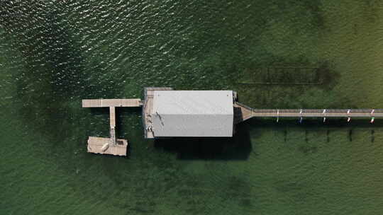 俯瞰布法罗独木舟俱乐部船屋，码头和木制走道坐落在阿比诺湖湾