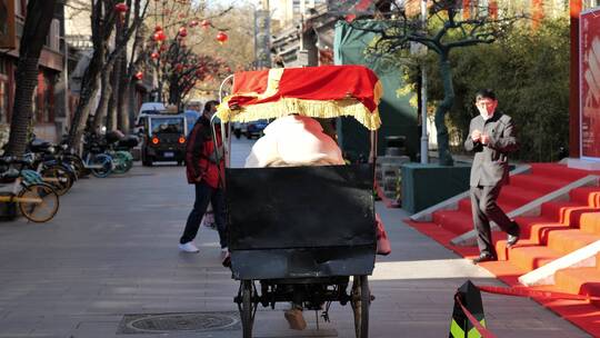 新年里北京琉璃厂文化街人力车