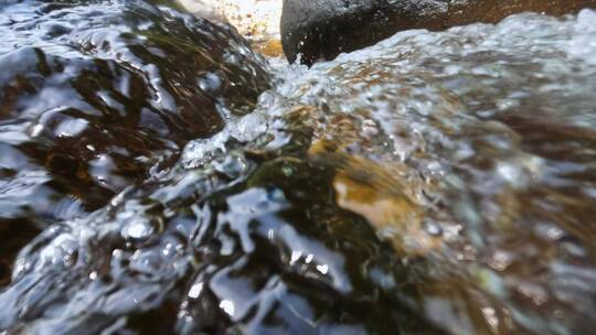 高清4K水下山泉水清澈透亮溪水水花水泡