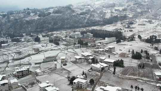 大自然寒潮冬天下雪的村庄田野航拍风景