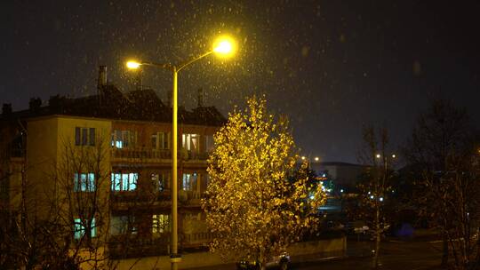 航拍夜晚城市路边下雪视频素材模板下载